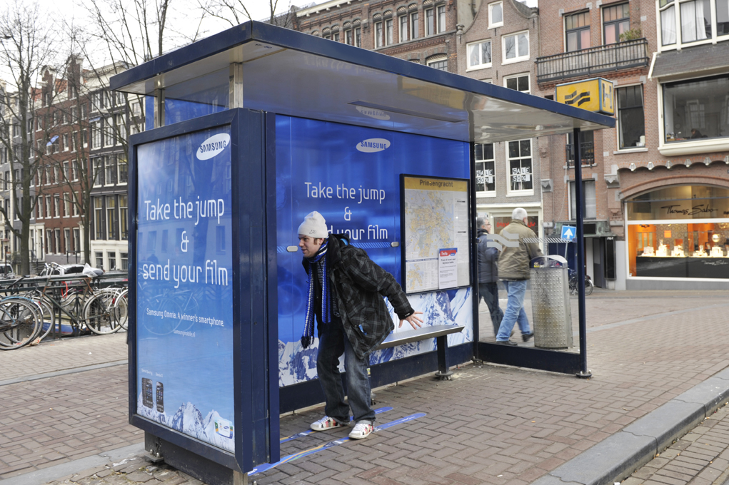 Bitmove - Samsung - Sky jump in a bus stop